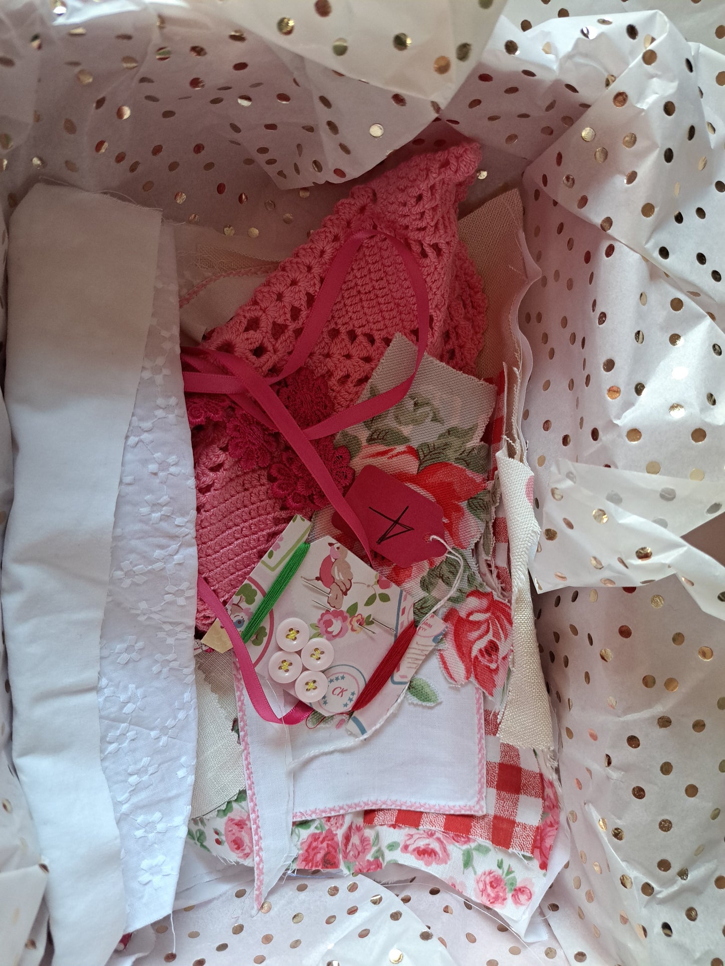 Red/pinks/creams/whites mixed, Shown in gift box as example please add on extra charge gift wrapping and box to the cart (If Required)