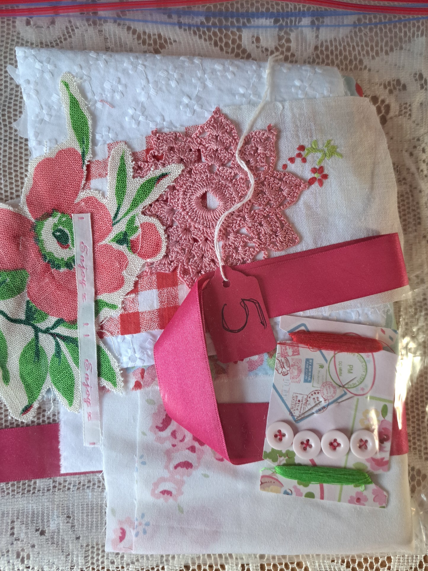 Red/pinks/creams/whites mixed standard comes in package (Please add gift wrapping and box to the cart if required extra charge!) note the lace tablecloth in all of the photos is only for styling not included in these packages
