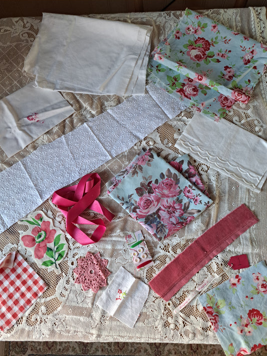 Red/pinks/creams/whites mixed  note the lace tablecloth in all of the photos is only for styling not included in these packages