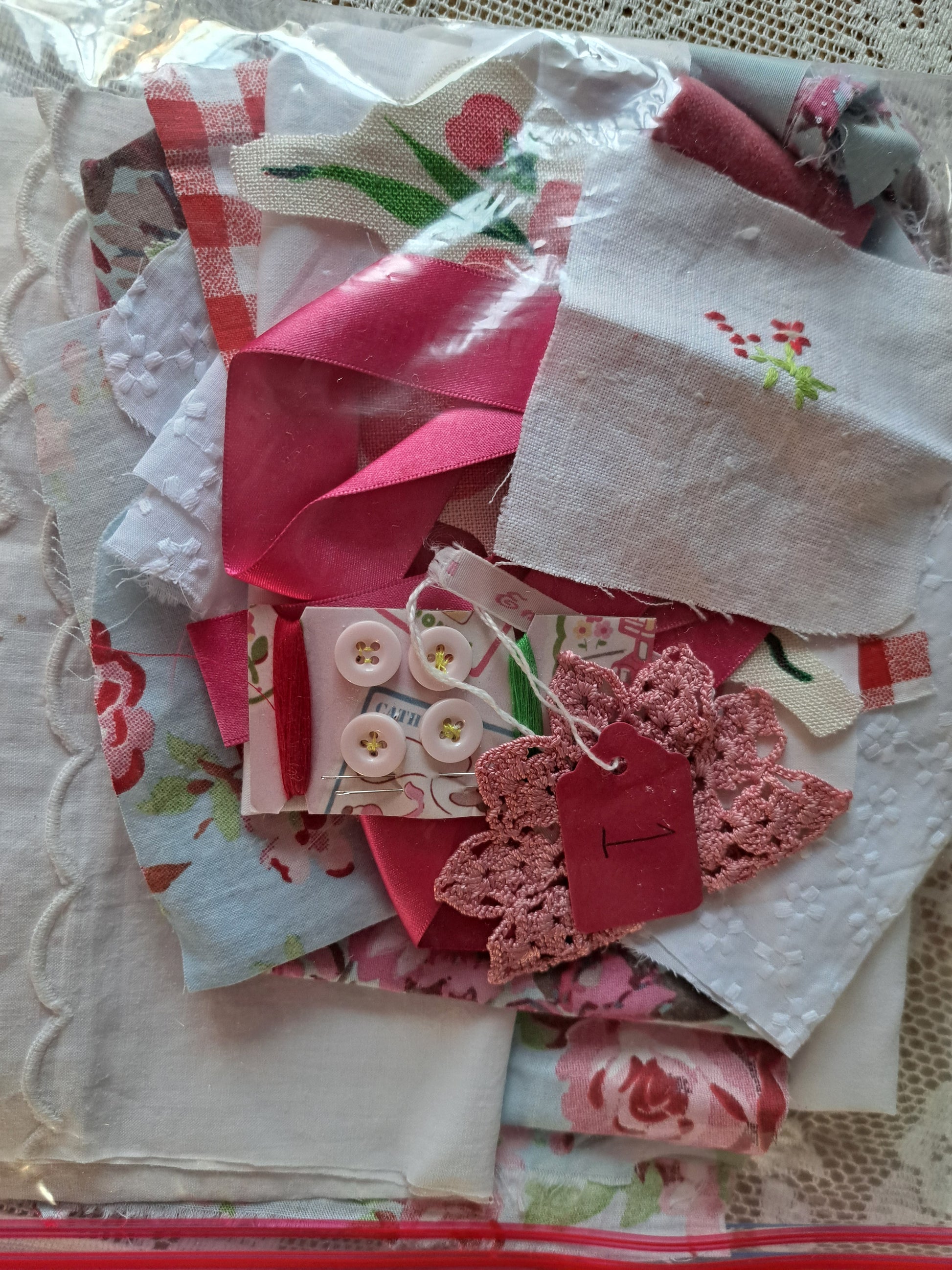Red/pinks/creams/whites mixed  note the lace tablecloth in all of the photos is only for styling not included in these packages