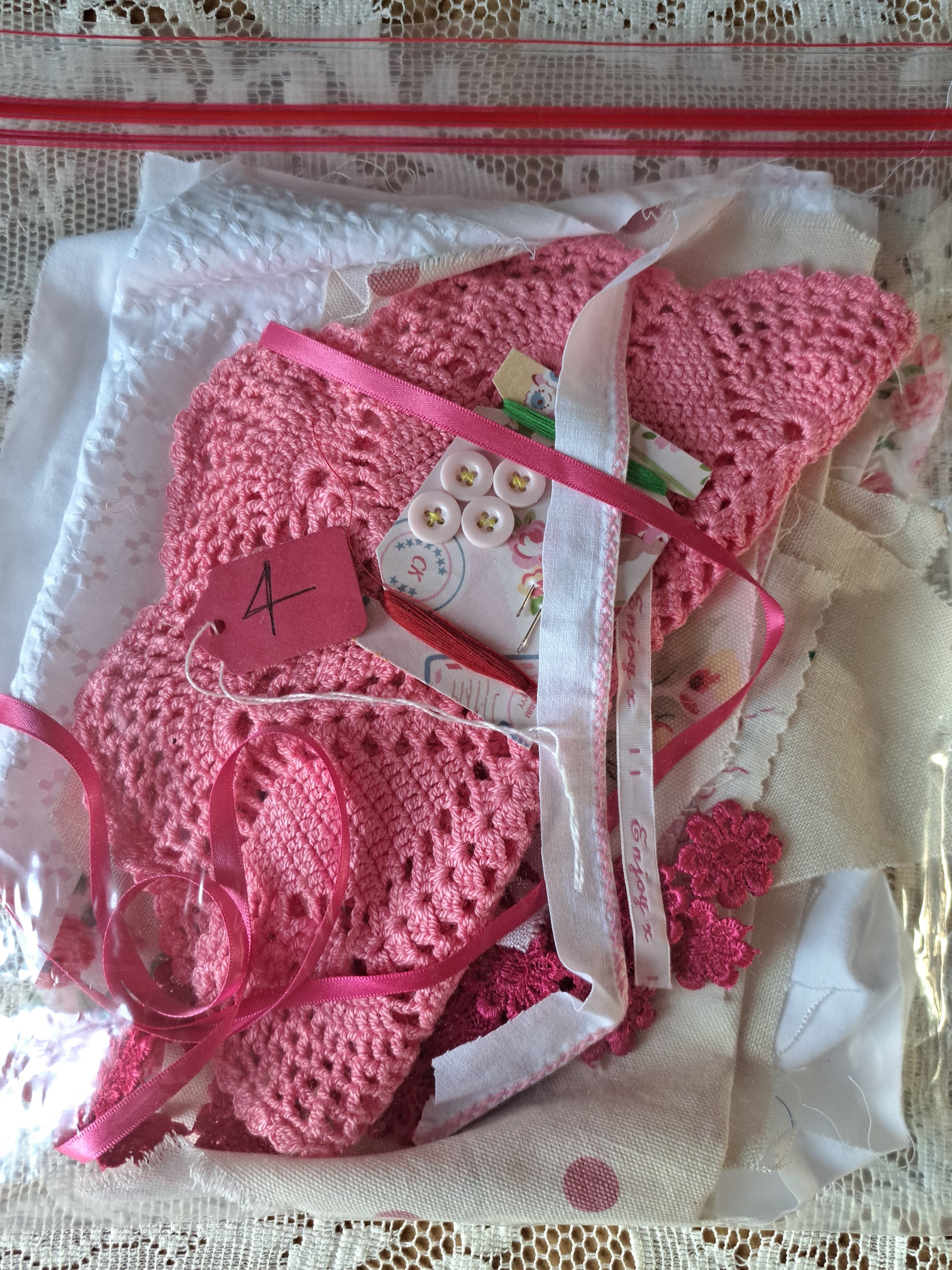 Red/pinks/creams/whites mixed in package. This is how it comes unless you add gift wrapping and box (add this option to your cart if required note the lace tablecloth in all of the photos is only for styling not included in these packages